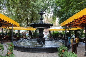 Springbrunnen neben dem Goldenen Tor