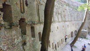 Die untere Stützmauer der Kiewer Festung