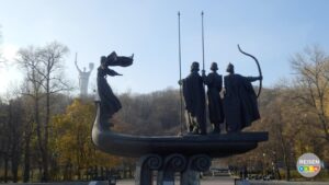 Denkmal für die Kiewer Stadtgründer und Mutter-Heimat-Statue in Kiew